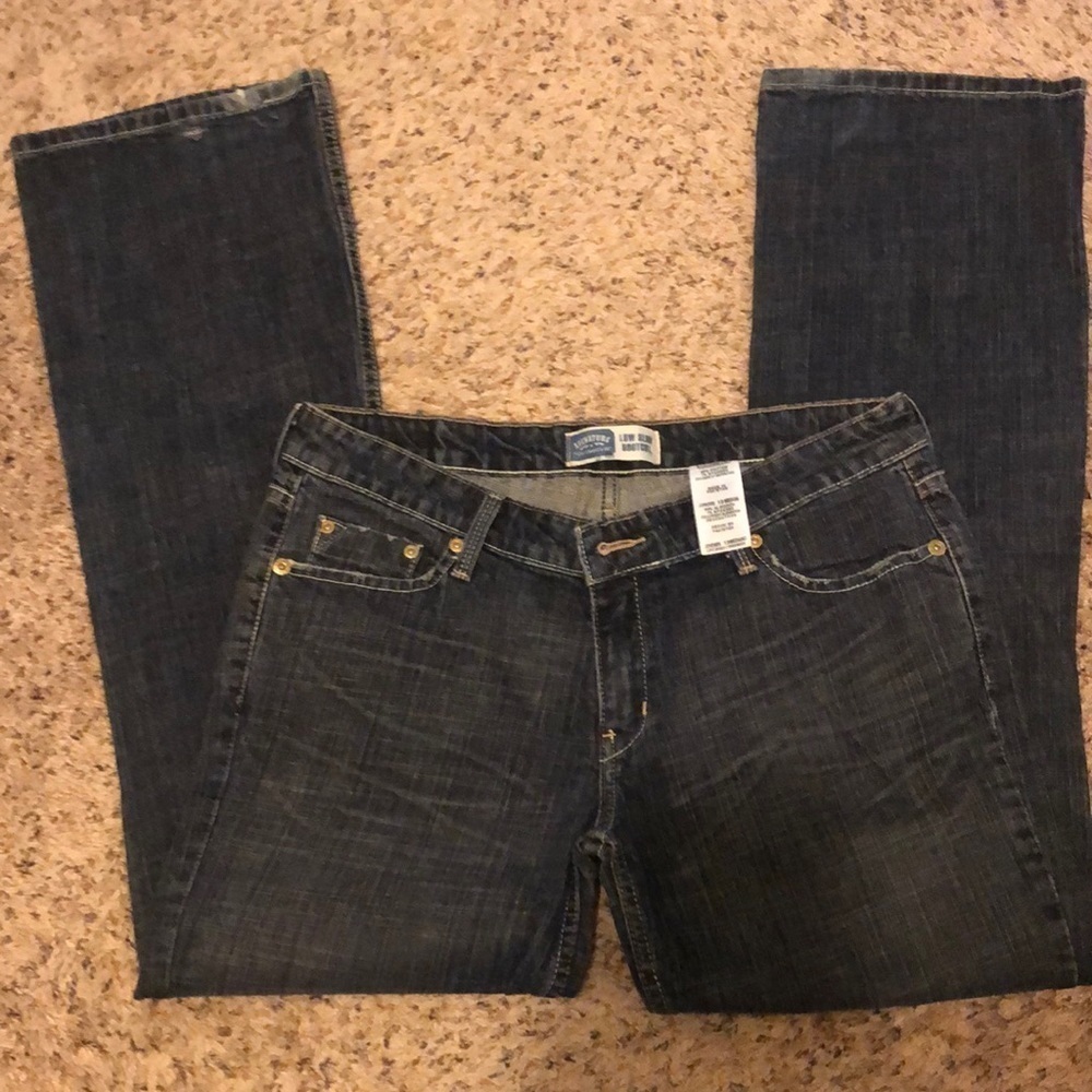 Woman’s Signature Levi’s low slim bootcut, 13 Medium
